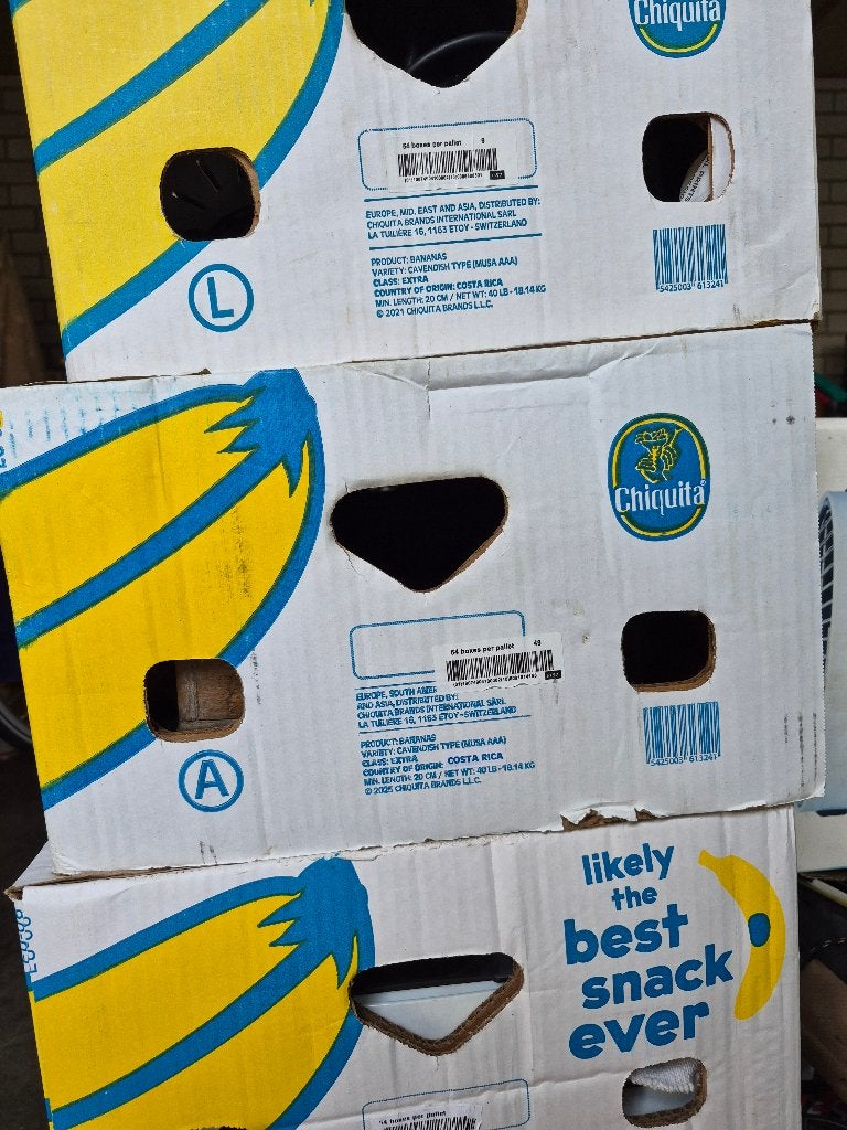 30 bananendozen vol spullen voor de rommelmarkt, Ophalen, Gebruikt