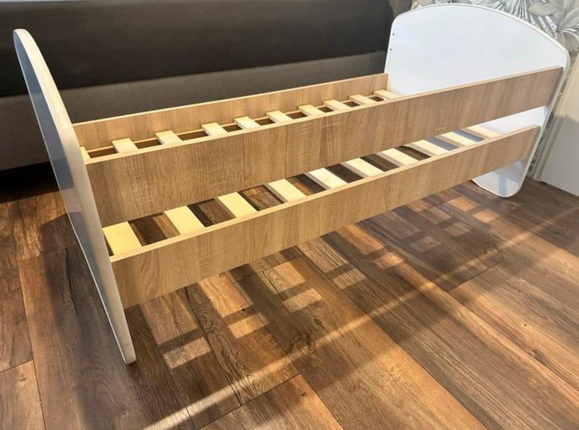 Kinderbed 70cmx140cm incl. 2 Matrassen en veiligheid bedrand, Ophalen, Zo goed als nieuw, Hoogslaper