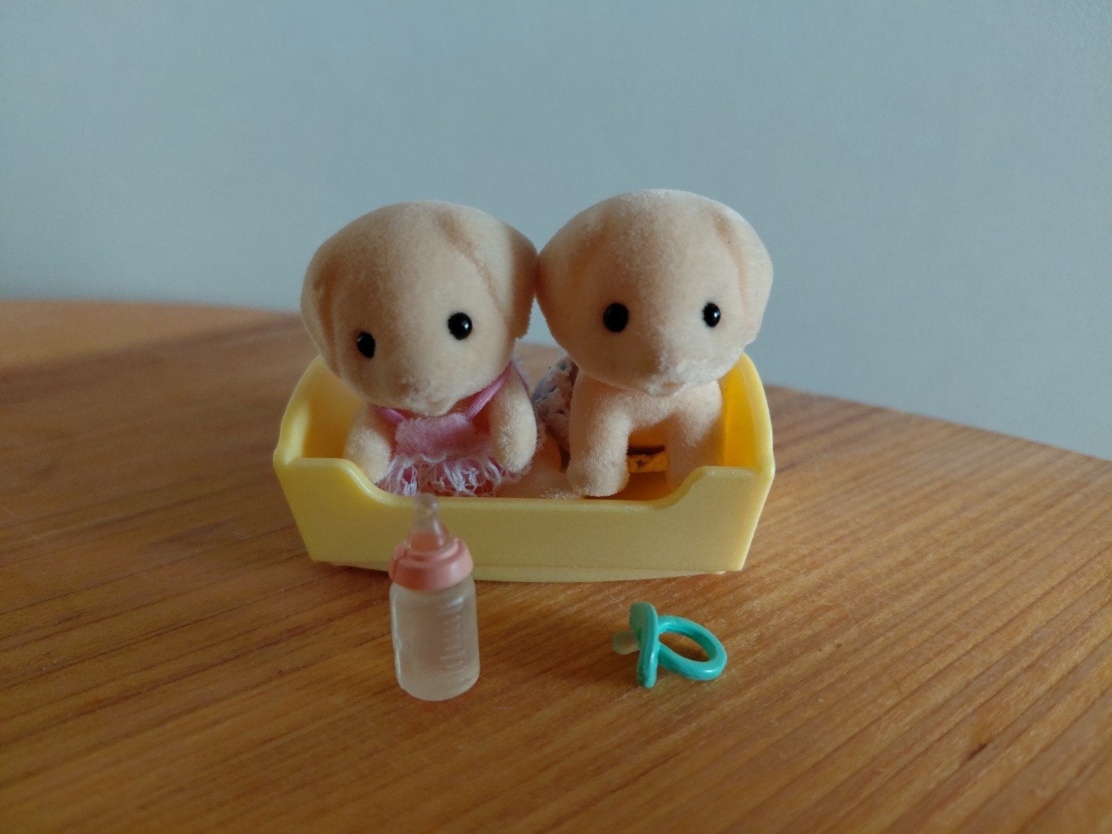 Sylvanian Families hondjes/babies/labrador/mandje, Ophalen of Verzenden, Zo goed als nieuw, Popje
