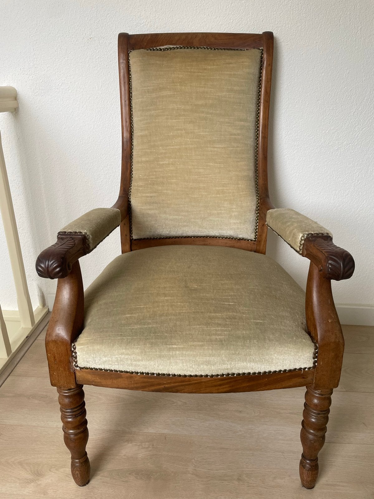 Antieke fauteuil met houten frame en stoffen bekleding, Ophalen