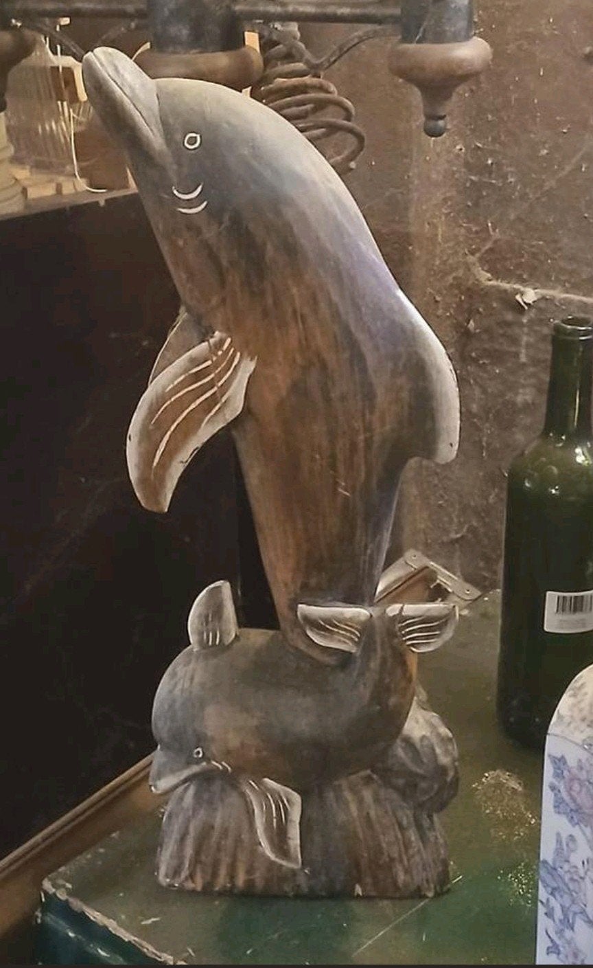 Houten dolfijn beeld - Handgesneden decoratie, Ophalen of Verzenden, Handgemaakt, 20 - 50 cm, Zeeleven