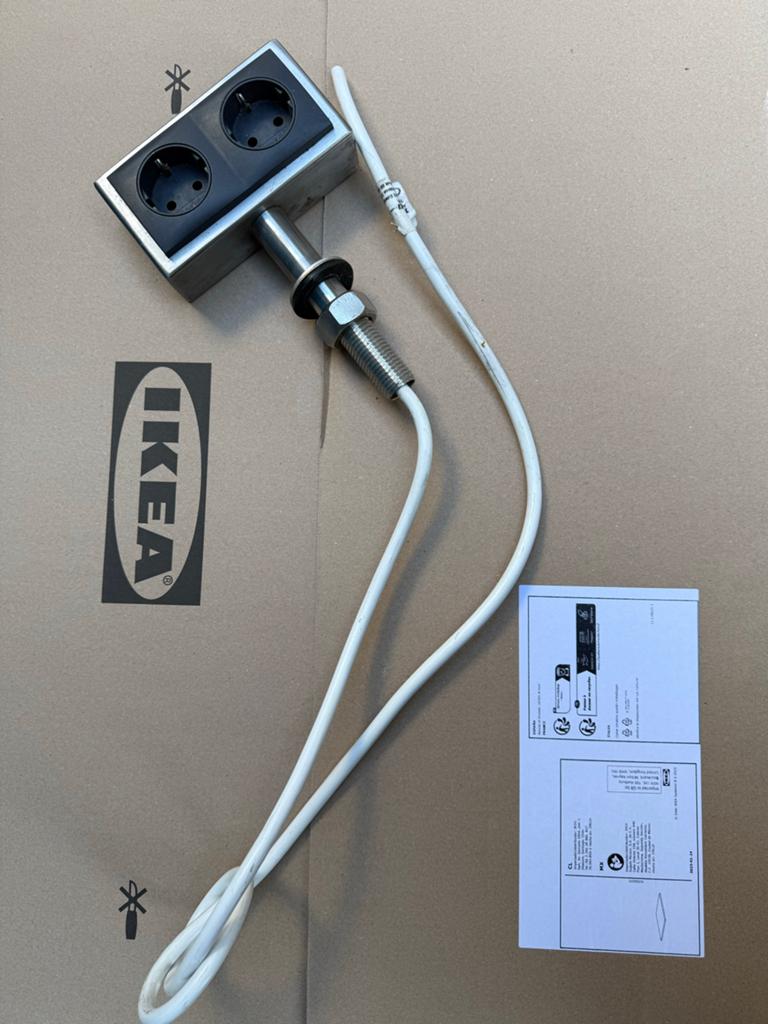 IKEA UTRUSTA Stopcontact met 2 USB-poorten, Ophalen, Zo goed als nieuw, Stopcontact