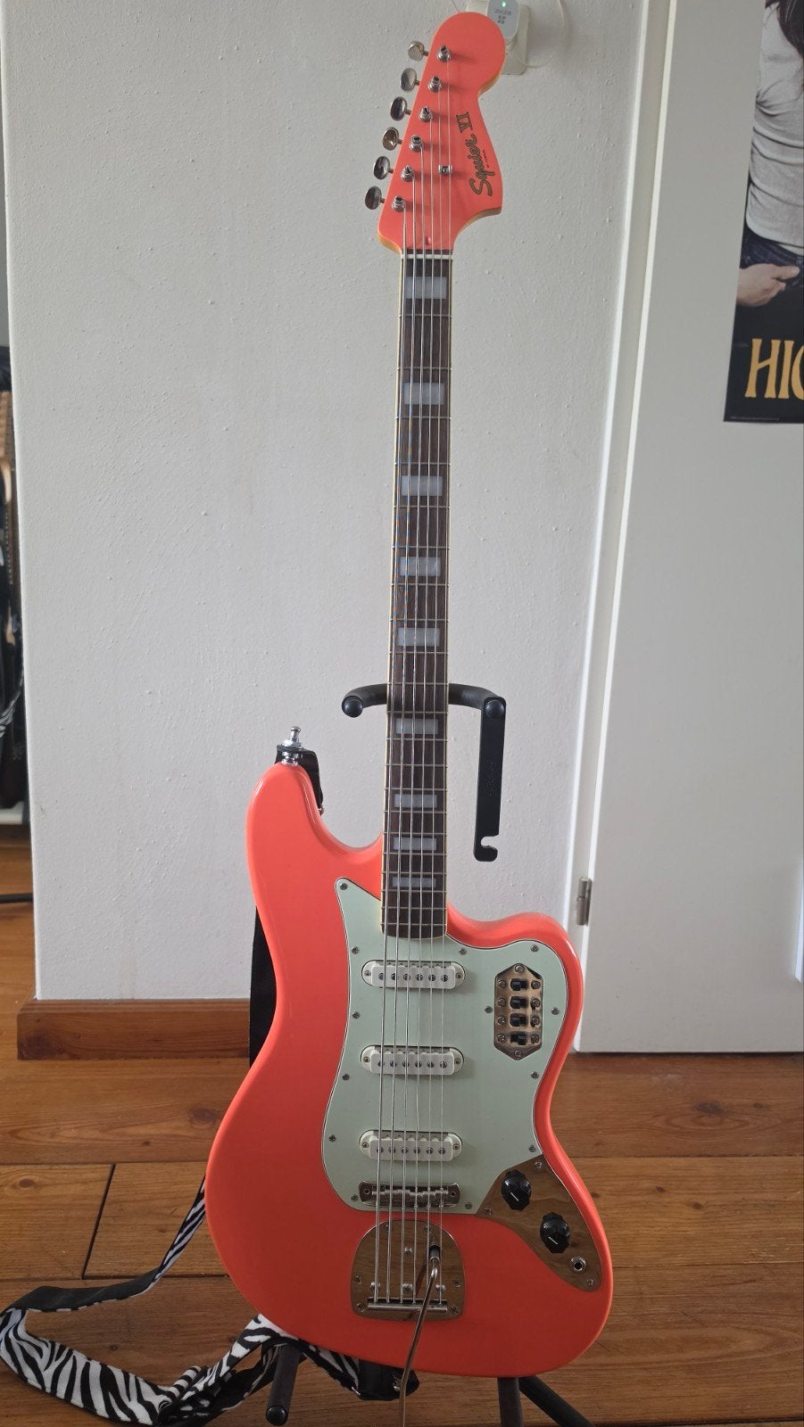 Nieuwe Squier VI basgitaar met Fender schouderriem, Muziek en Instrumenten, Ophalen, Nieuw, Elektrisch, 6-snarig