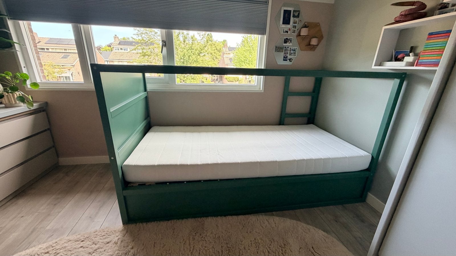 IKEA Kura bed (hoogslaper) in mooie groene kleur gespoten, Ophalen, 85 tot 100 cm, Zo goed als nieuw, Hoogslaper of Stapelbed