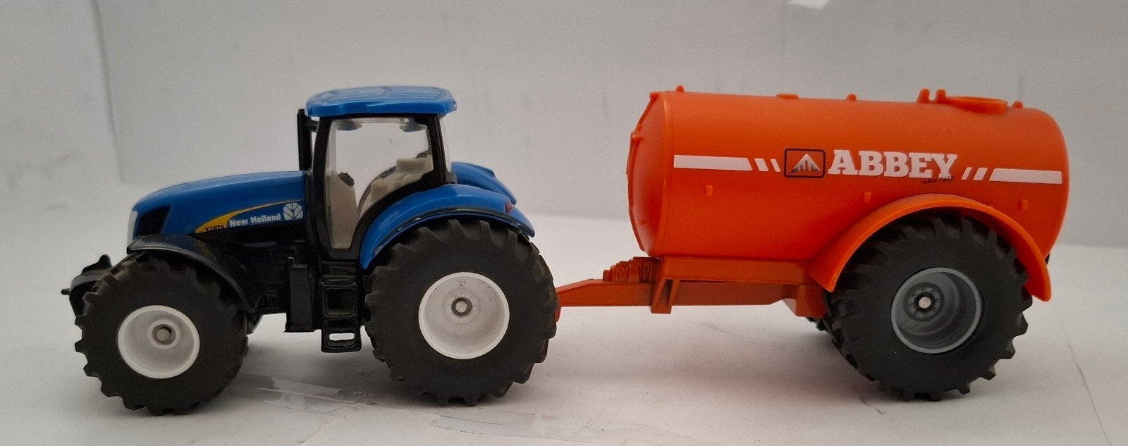 1945 New Holland T7070 met Abbey tank., Ophalen of Verzenden, Hijskraan, Tractor of Landbouw, SIKU
