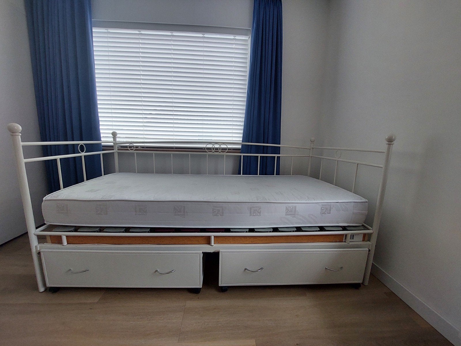 Wit stalen meidenbed met lades, matras en lattenbodem, Huis en Inrichting, Ophalen, 90 cm, Eenpersoons, Wit