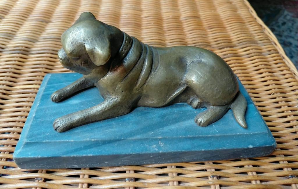 Oud bronzen beeldje mastiff/bulldog op marmeren voet., Antiek en Kunst, Ophalen of Verzenden