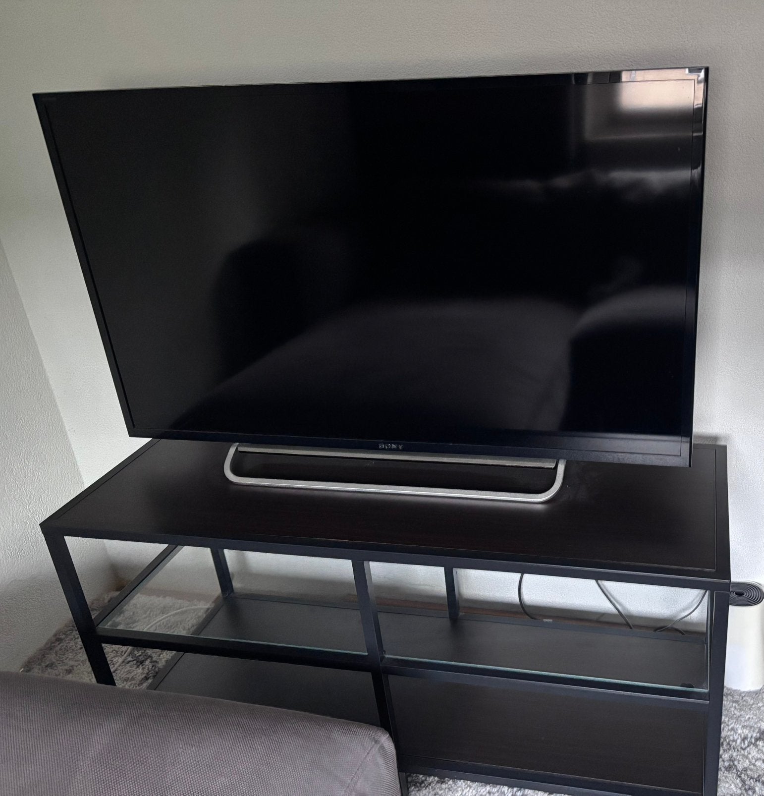 IKEA VITTSJO TV-meubel met glazen plank, Huis en Inrichting, Ophalen, 100 tot 150 cm, Zo goed als nieuw, Overige houtsoorten