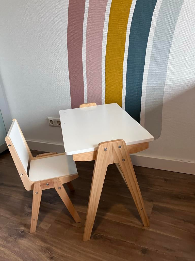 Kinderbureau / tafeltje met stoel - Petite Amelie Cerise, Ophalen, Zo goed als nieuw, Tafel(s) en Stoel(en)