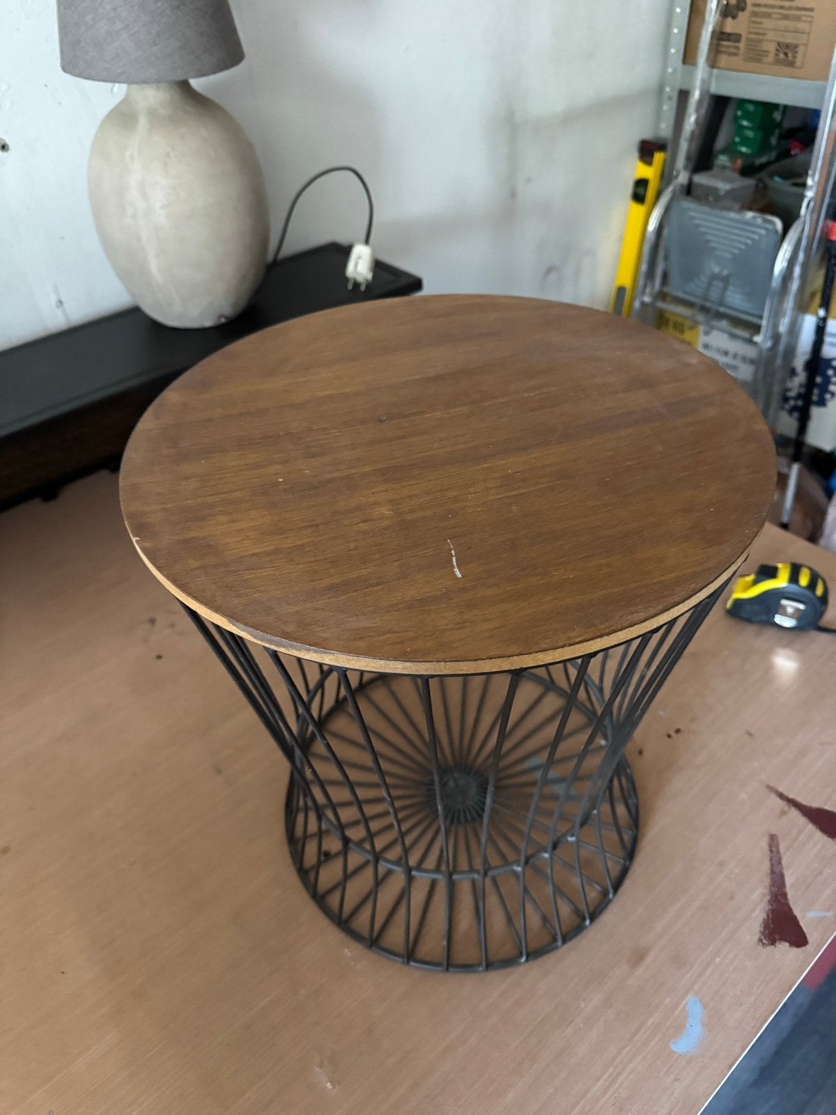 Bijzettafel met houten blad en metalen onderstel, Ophalen, Minder dan 45 cm, Minder dan 55 cm, Gebruikt