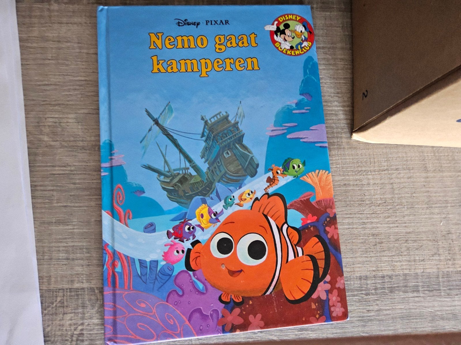 Disney-pixar boek, Nemo gaat kamperen., Ophalen of Verzenden, Zo goed als nieuw