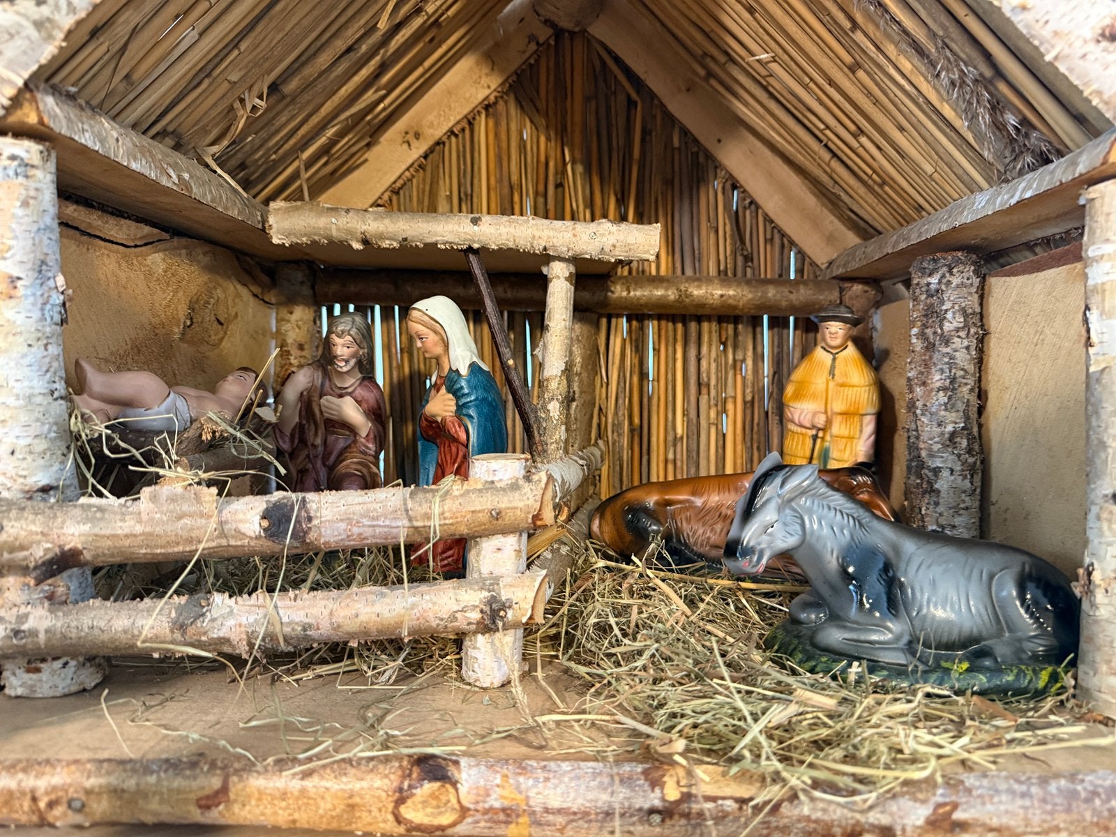 Massief houten kerststal met mooie Portugese beelden, Diversen, Ophalen, Gebruikt