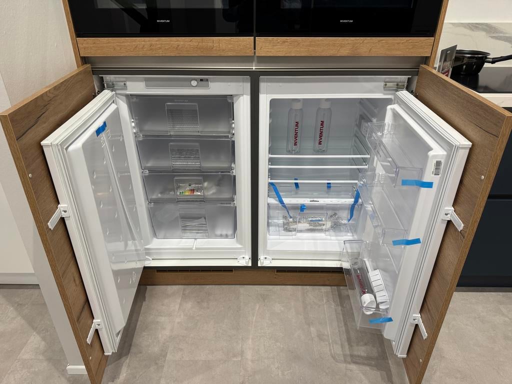Showroomkeuken mat blauw lak met eiken halfhoge kasten, Huis en Inrichting, Keuken | Complete keukens, Ophalen, Blauw, Hoekkeuken