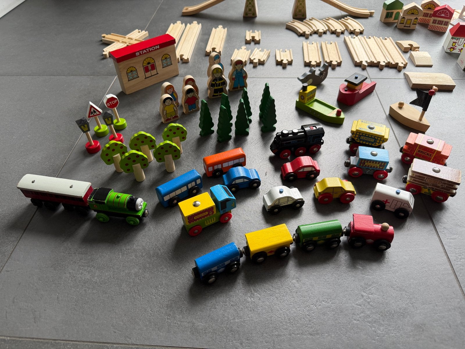 Grote Brio & Bigjigs houten trein set met Thomas de Trein, Kinderen en Baby's, Speelgoed | Houten speelgoed, Ophalen, Gebruikt
