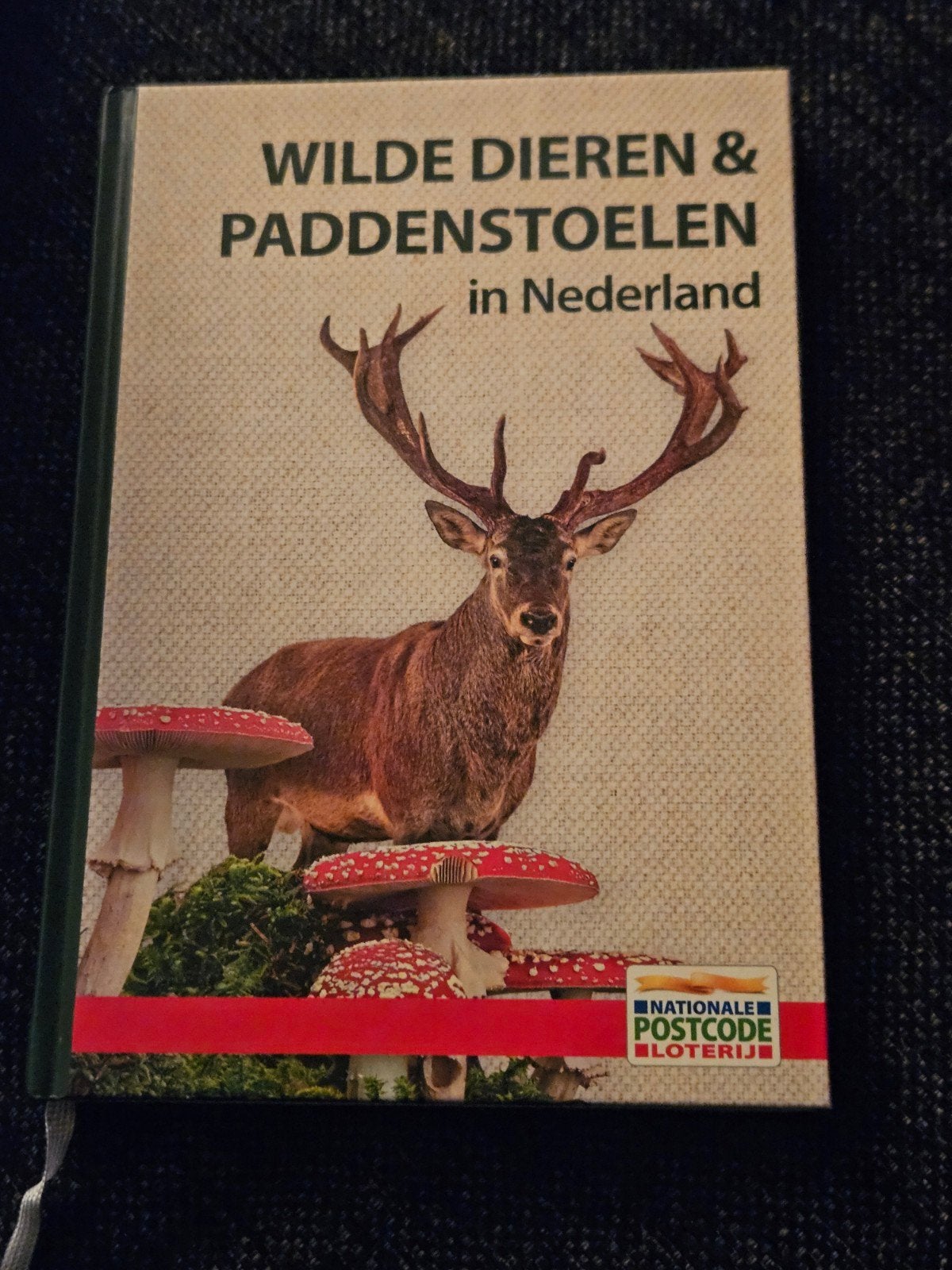Wilde Dieren & Paddenstoelen in Nederland - Natuurgids, Ophalen of Verzenden, Zo goed als nieuw, Natuur algemeen, Nationale Postcode Loterij