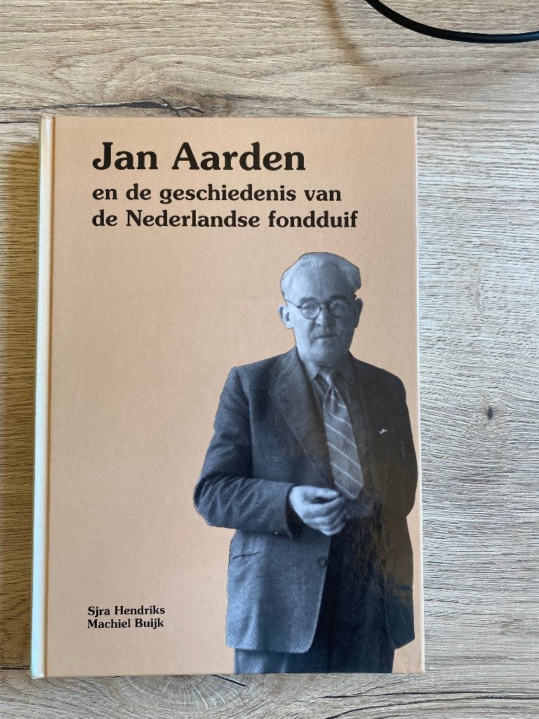 Jan Aarden en de geschiedenis van de Nederlandse fondduif, Ophalen of Verzenden, Zo goed als nieuw, Vogels