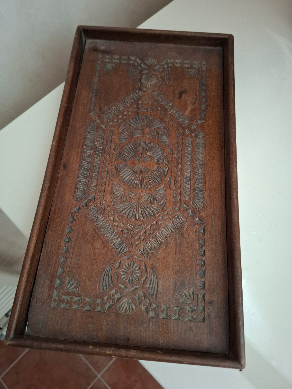 Antiek houten dienblad met Fries kerfsnede-houtsnijwerk, Ophalen