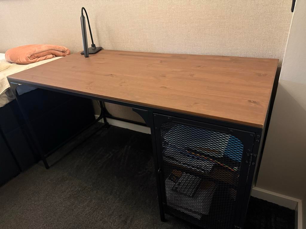 IKEA FJÄLLBO Bureau 140x70 cm - Zo goed als nieuw, Ophalen, Hout, Zo goed als nieuw, IKEA