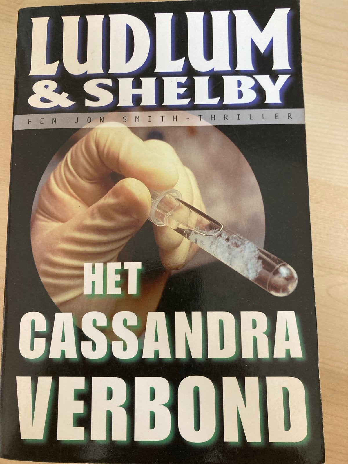 Ludlum & Shelby - Het Cassandra Verbond (Jon Smith-thriller), Ophalen of Verzenden, Zo goed als nieuw