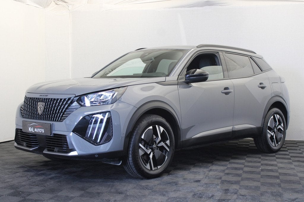 Peugeot 2008 1.2 PureTech 130 Allure (bj 2024, automaat), Auto's, Peugeot, Gebruikt, Zwart, 1199 cc, Alcantara