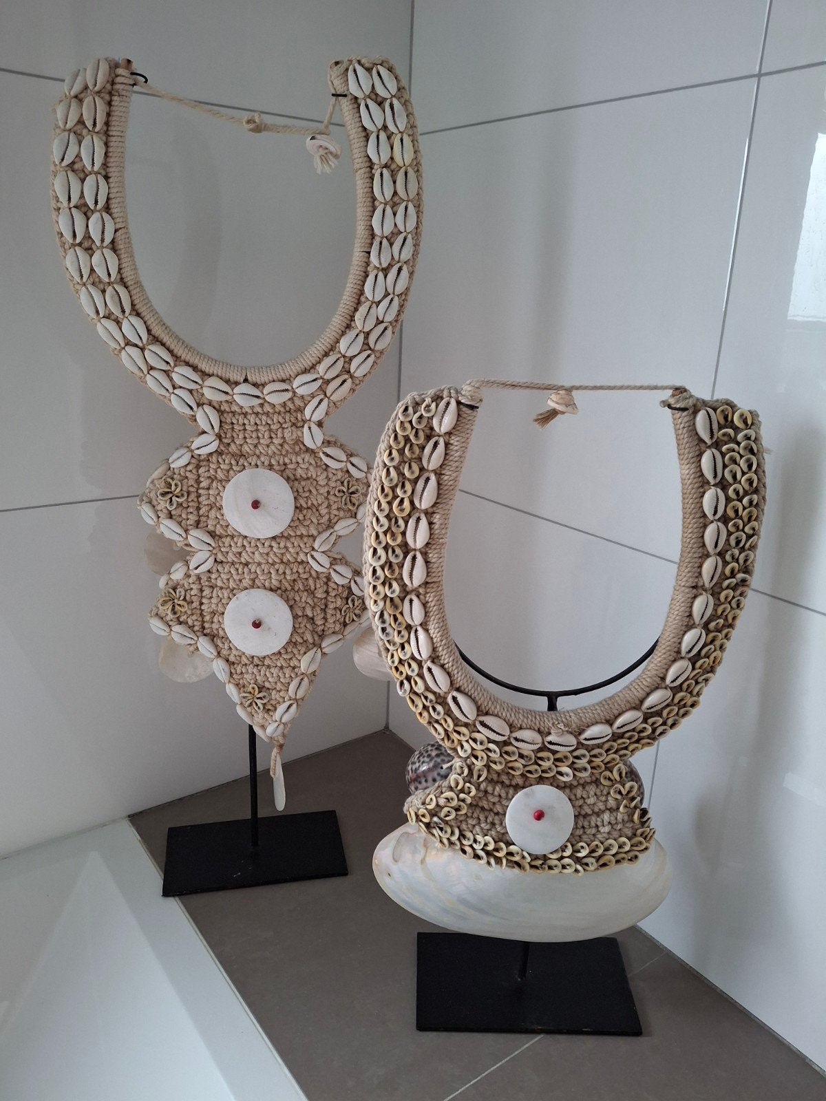 Decoratieve schelpenkettingen op standaard, Ophalen of Verzenden, Zo goed als nieuw
