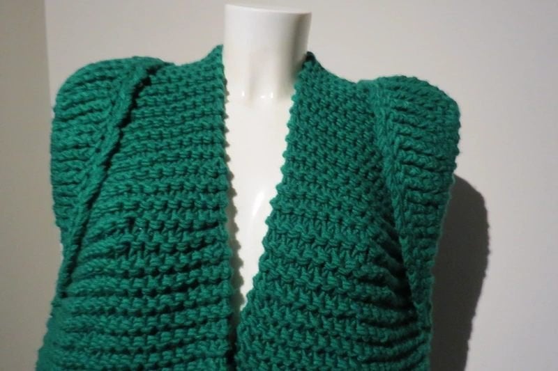 Kiro by Kim grof gebreid vest groen power shoulder look, Kiro by Kim, Verzenden, Zo goed als nieuw, Groen