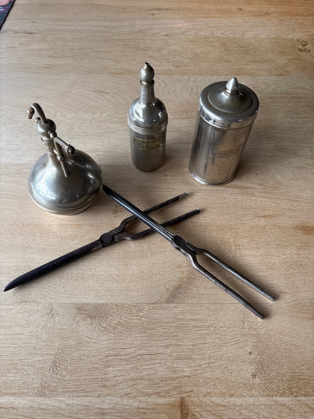 Antieke kappersbenodigdheden: krultangen, spuitfles, pot, Antiek en Kunst, Ophalen of Verzenden