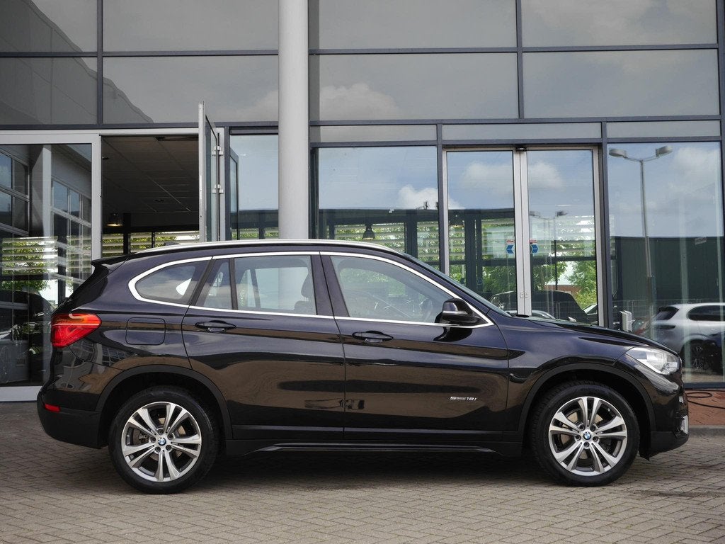 BMW X1 sDrive18i Executive | Automaat | Trekhaak | Camera |, Auto's, Zwart, 19 km/l, 3 cilinders, 1405 kg