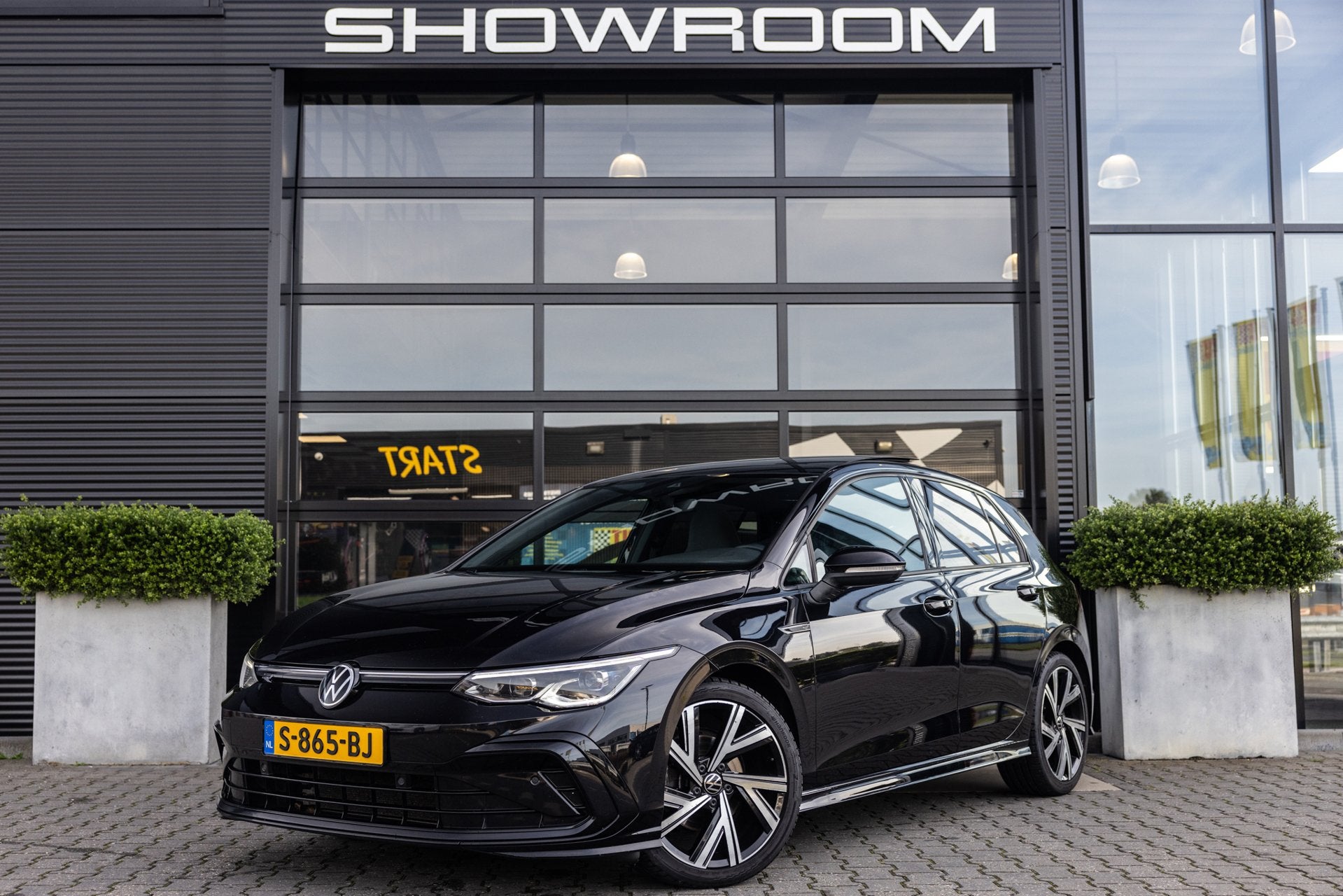 Volkswagen Golf 1.5 eTSI 3 x R-Line, Pano, Sfeer, ACC, Stuur, Dealer onderhouden, 4 cilinders, 150 pk, Zwart
