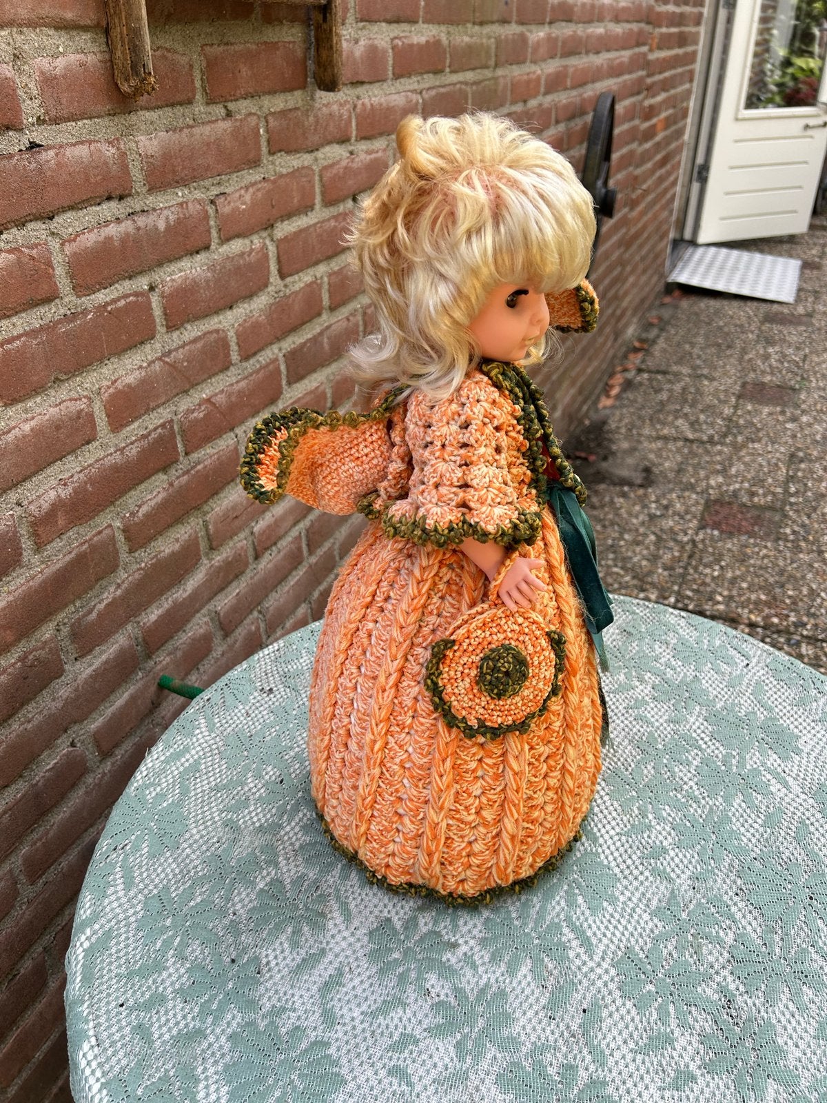 Vintage gehaakte pop met oranje jurk en parasol, Ophalen of Verzenden, Gebruikt, Pop