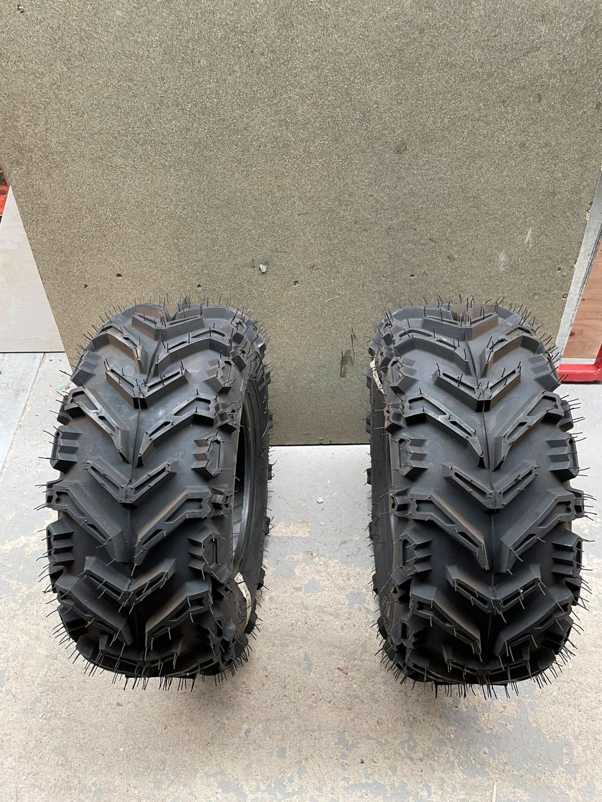 Gloednieuwe Quad banden BKT, Ophalen