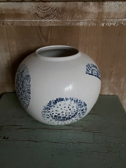 Bolvaasje porselein. Witte vaas met blauw decor schelpen., Ophalen, Blauw, Zo goed als nieuw, Steen/keramiek