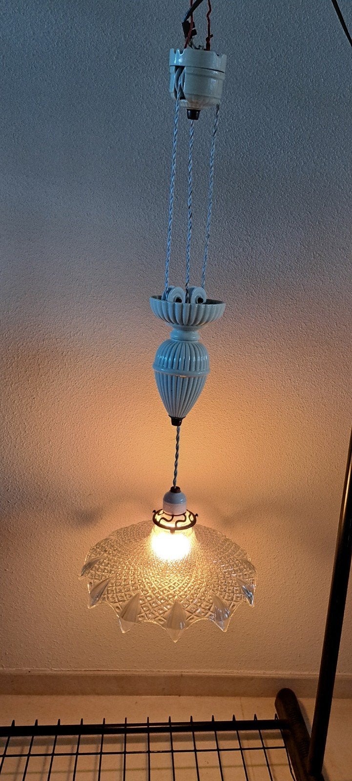 Een oude franse hanglamp met porseleinen katrol, Ophalen of Verzenden