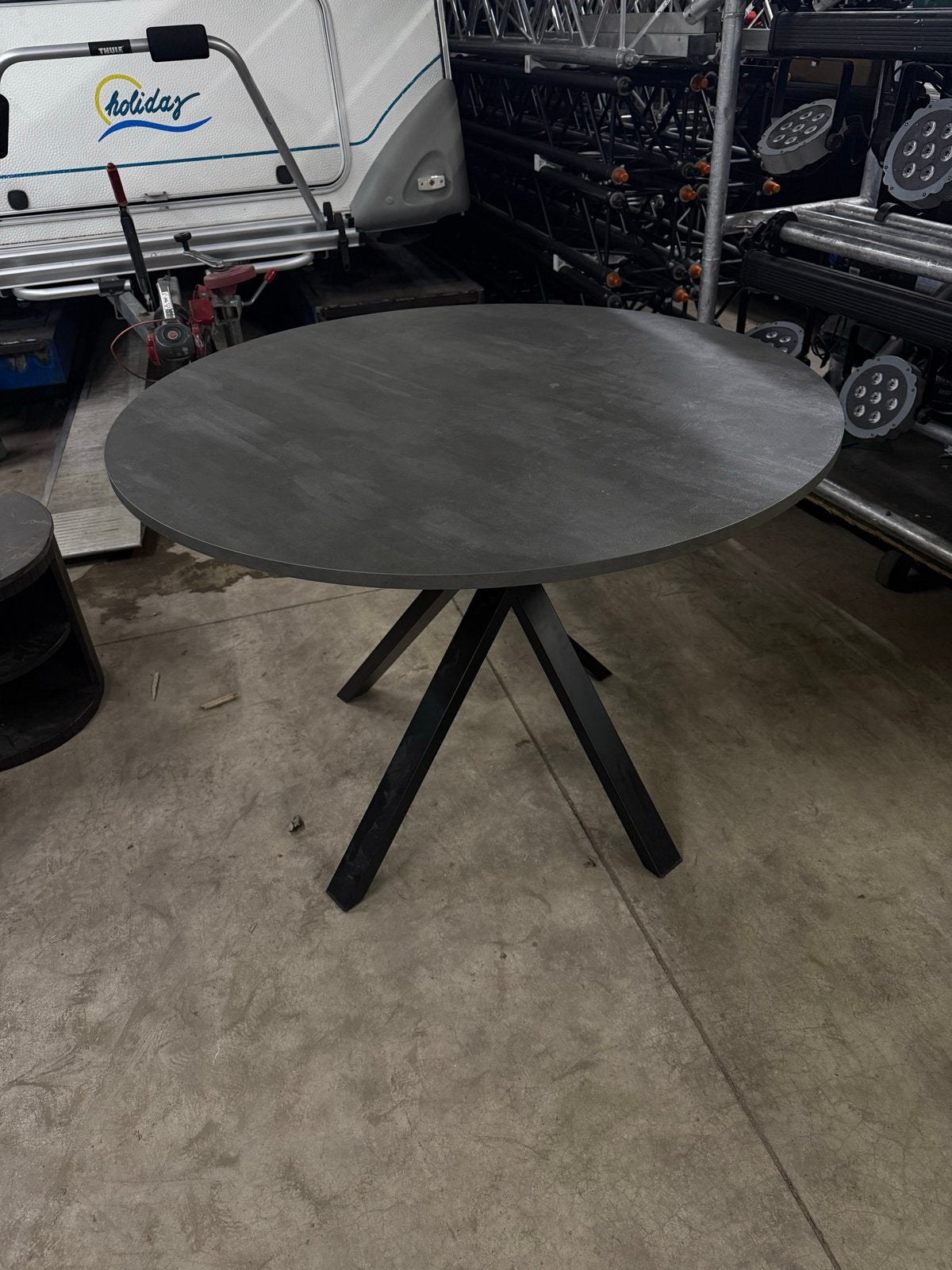 IKEA Mariedamm eettafel - Grijs, rond (105 cm), Ophalen, Overige materialen, Gebruikt, 100 tot 150 cm