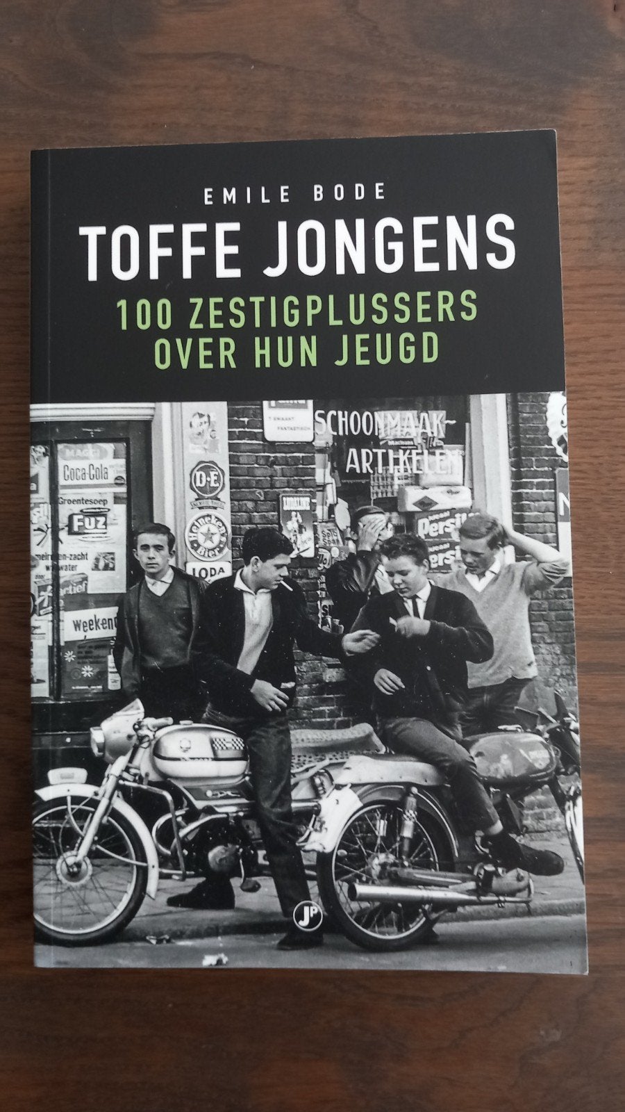 Toffe Jongens: 100 zestigplussers over hun jeugd, Ophalen of Verzenden, Zo goed als nieuw, Emile Bode
