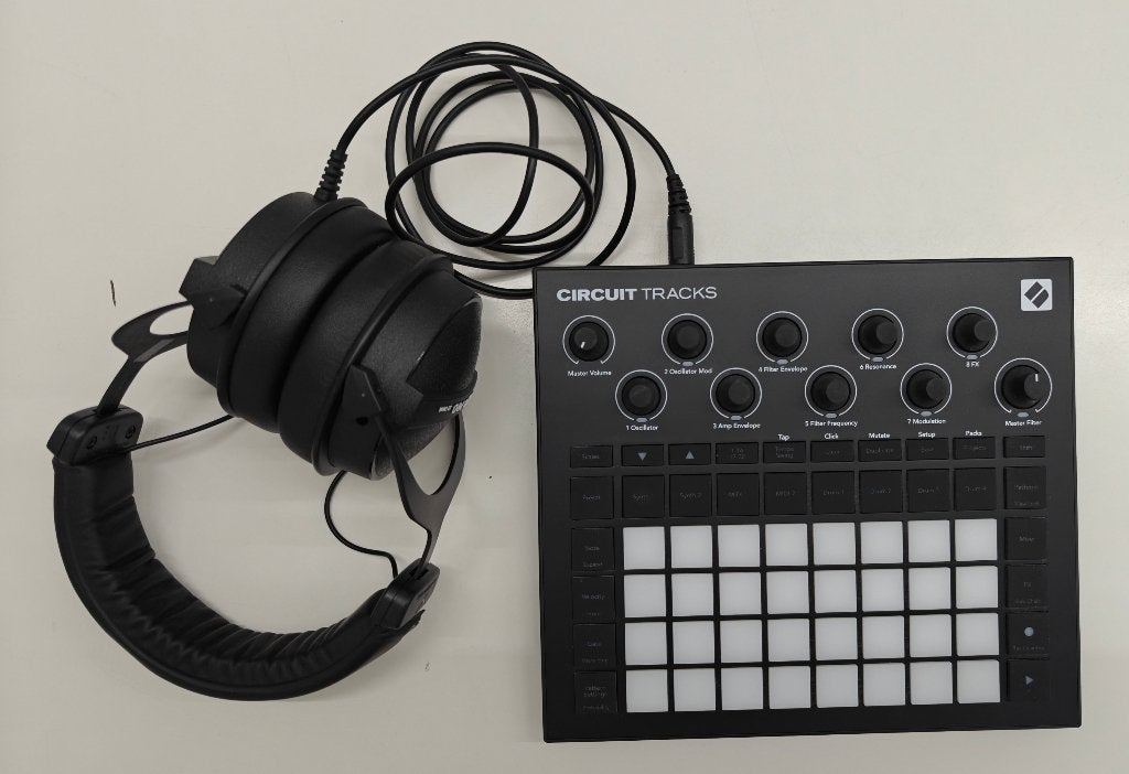 Novation Circuit Tracks + Beyerdynamic DT 770 Pro 32 Ohm, Novation, Zo goed als nieuw, Met midi-aansluiting, Overige aantallen