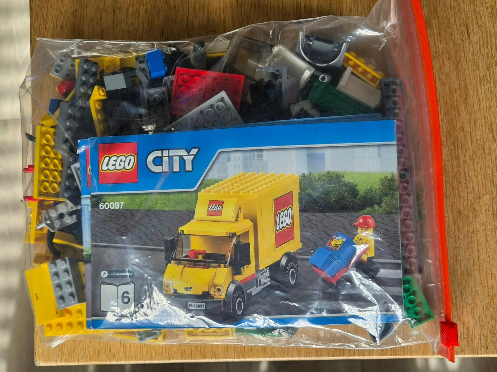 Lego city stadsplein 60097, Kinderen en Baby's, City, Lego, Ophalen of Verzenden, Zo goed als nieuw