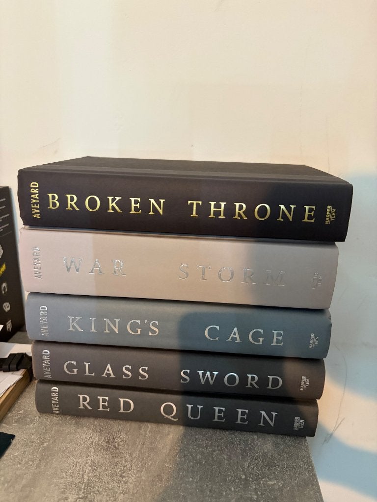 Red Queen hardcover set first edition, Ophalen, Gelezen