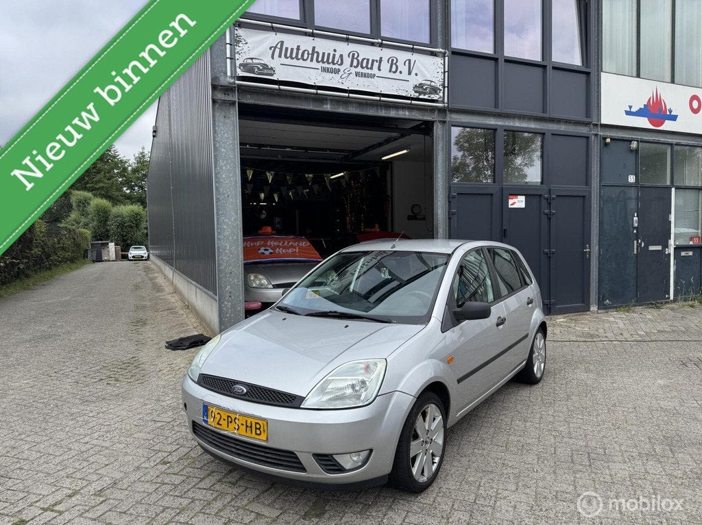 Ford Fiesta 1.4-16V Ambiente Automaat! Airco! APK! NAP Logis, Auto's, Stof, Zwart, 4 cilinders, Metallic lak