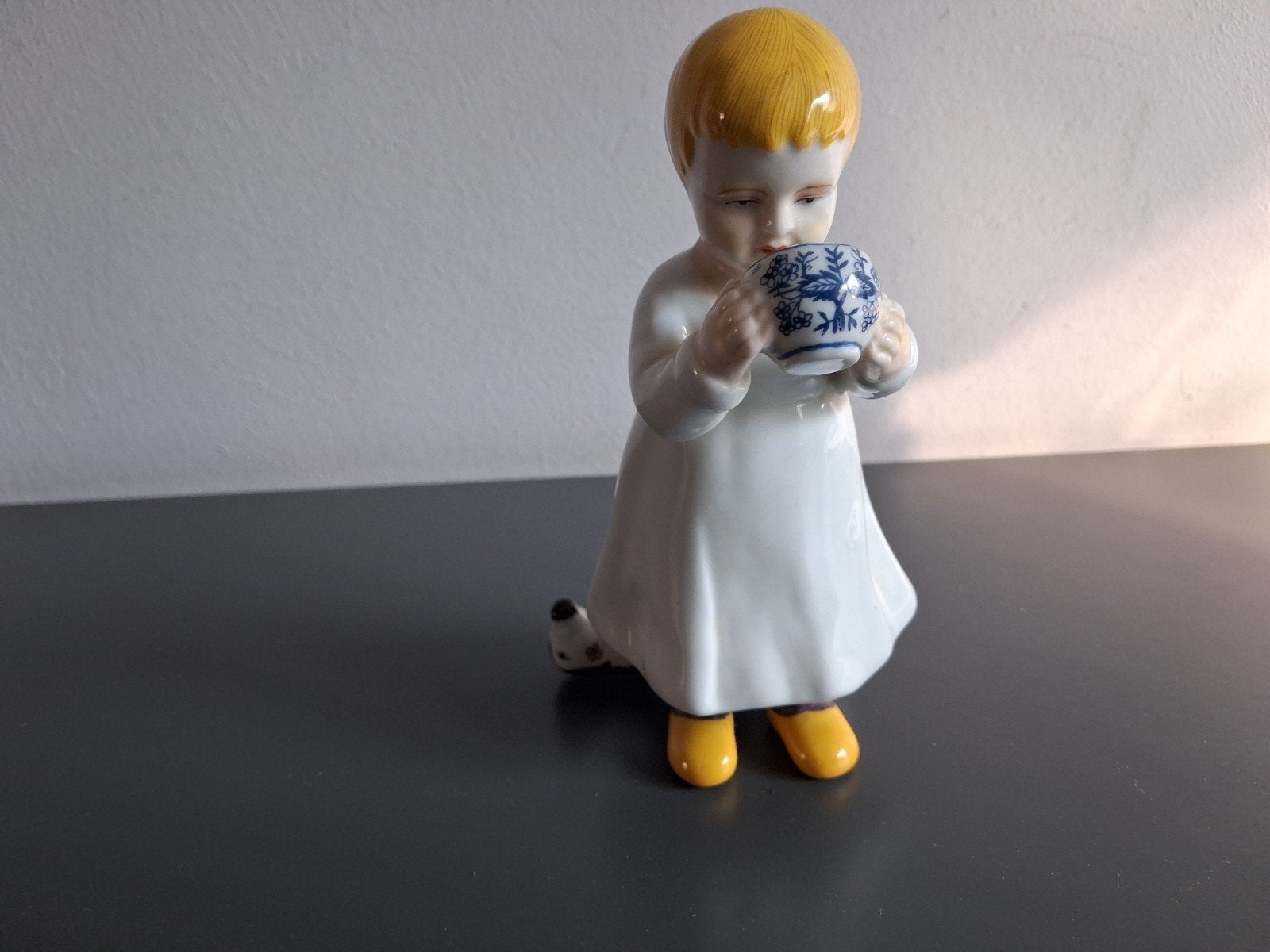Meisje met melk beeldje als meissen hentschel, Verzamelen, Beelden en Beeldjes, Ophalen of Verzenden, Zo goed als nieuw, Mens