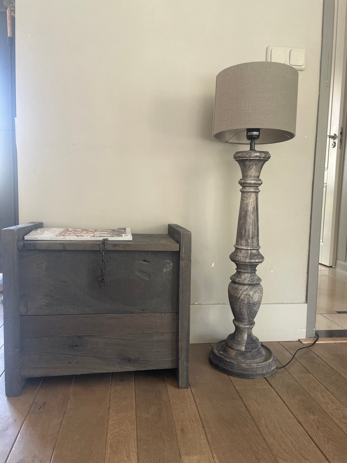 Sober en Stoer Vensterbank Set - Houten Kist & Lamp, Huis en Inrichting, Woonaccessoires | Overige, Ophalen, Hout, Gebruikt, Overige stijlen