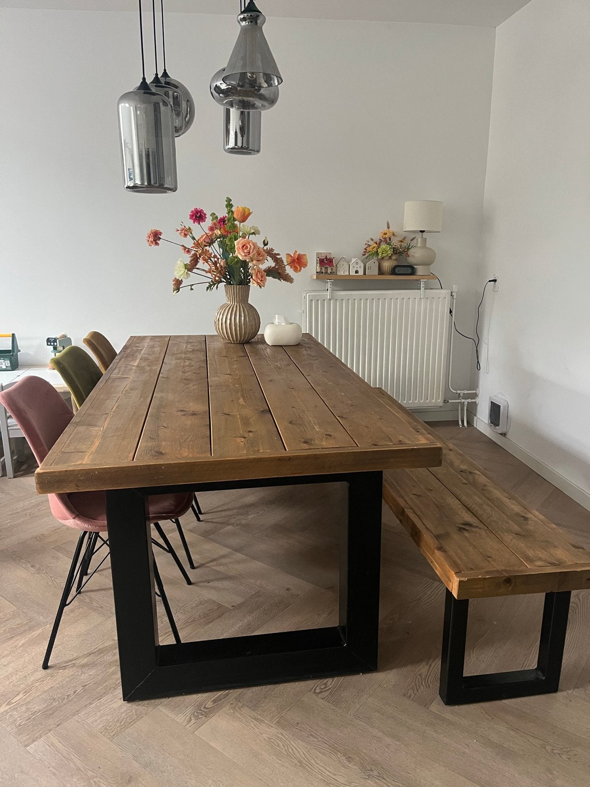 Robuuste houten eettafel met metalen onderstel en bank+stoel, Huis en Inrichting, Ophalen, 100 tot 150 cm, 200 cm of meer, Zo goed als nieuw