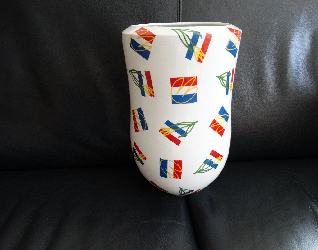 Grote designvaas rood wit blauw Nederl tulpen - Olaf Stevens, Ophalen, Vaas, Steen/keramiek, 35 cm