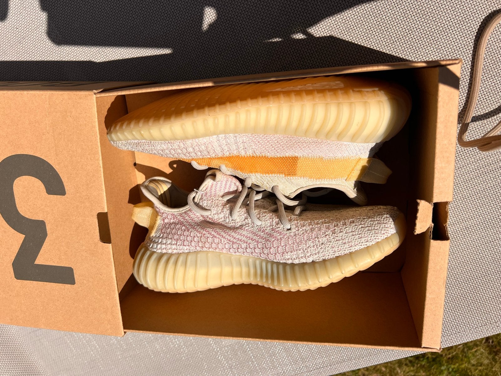 Adidas Yeezy Boost 350 V2 Light/Light/Light GY3438, Ophalen of Verzenden, Zo goed als nieuw, Overige kleuren, Sneakers of Gympen