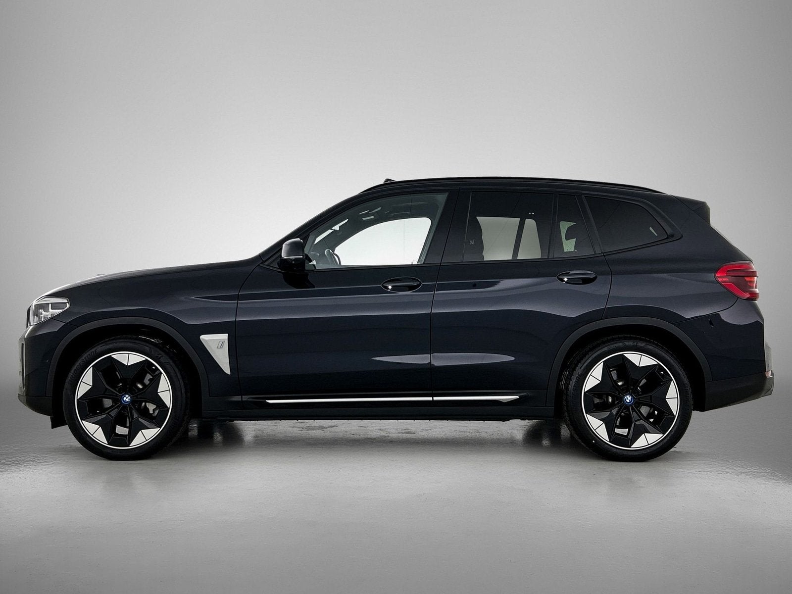 BMW iX3 High Executive 80 kWh (bj 2021, automaat), Auto's, BMW, Automaat, Achterwielaandrijving, Gebruikt, Zwart