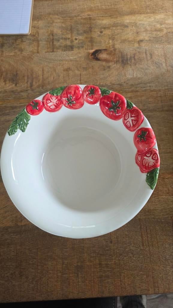 Salade schaal uit Italië met tomaten opdruk, Huis en Inrichting, Keuken | Servies, Ophalen of Verzenden, Overige stijlen, Aardewerk
