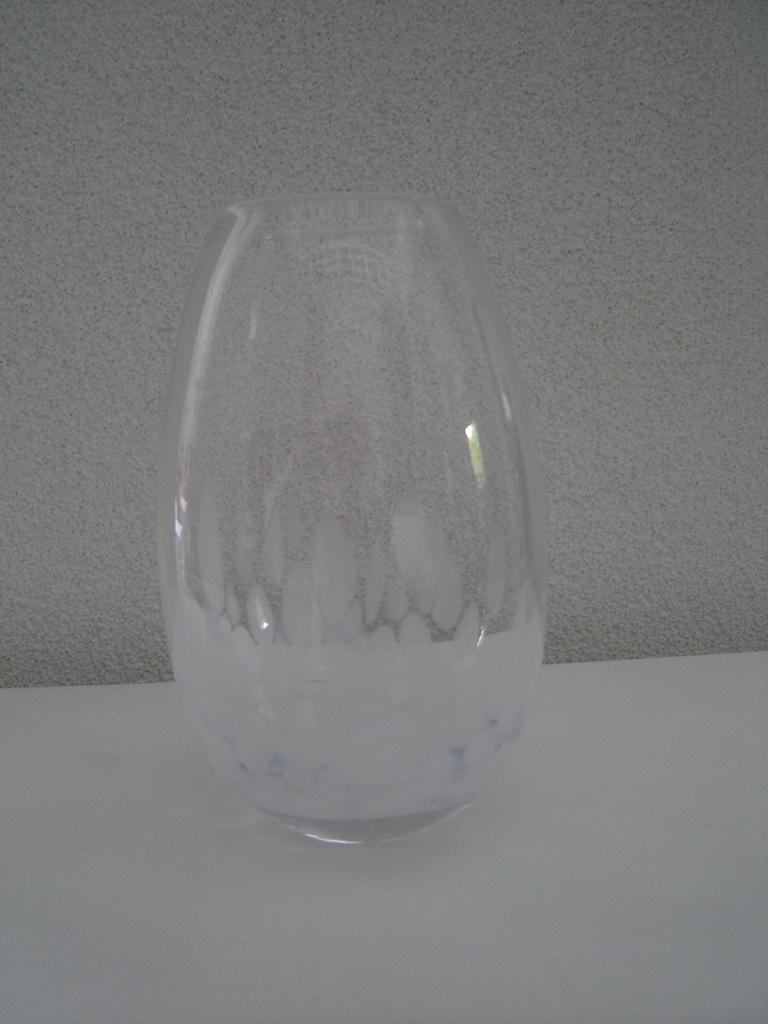 brocante glazen vaas hand geblazen, Wit, Ophalen of Verzenden, Minder dan 50 cm, Glas