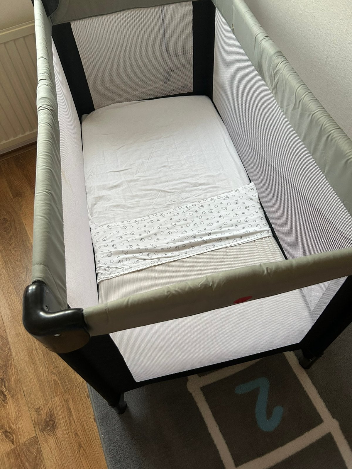 Campingbedje met lakentje, Matras, dekentje en Chicco lampje, Ophalen, Gebruikt, Reisbedje