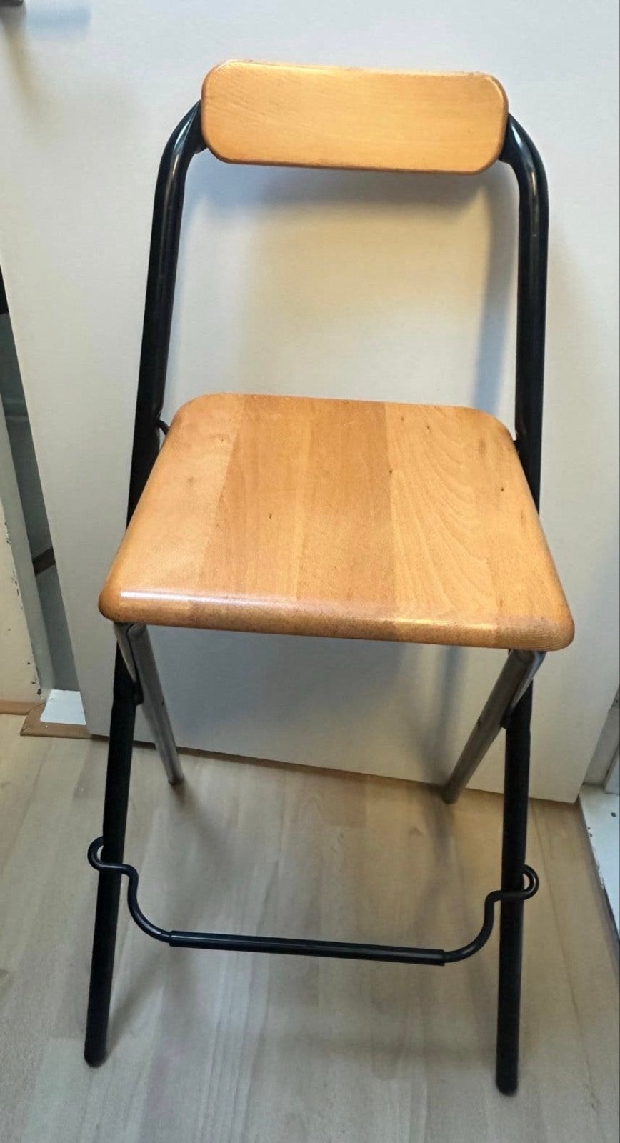 Set van 2 inklapbare barkrukken - Hout en zwart metaal, Ophalen, Gebruikt, Met voetsteun, 60 tot 90 cm