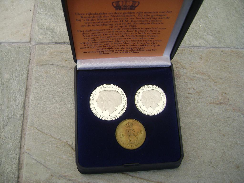 Originele Kroningsset 1980 met gulden en Rijksdaalder, Postzegels en Munten, Ophalen of Verzenden, Koningin Juliana, Overige waardes